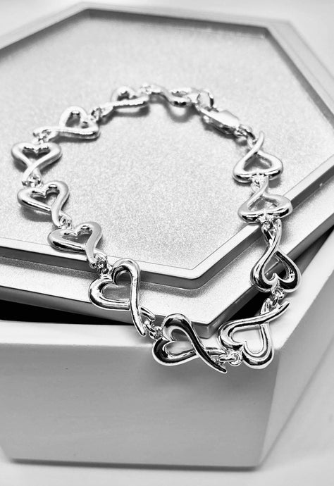 Silver love heart bracelet. Silvary. Love heart bracelet. Love bracelet. Silver bracelet. Linked silver bracelet. Modern Bracelet. 